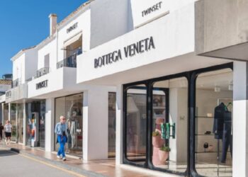 El ‘glamour’ toma el puerto: una nueva joya del calzado de lujo se instala en la Costa del Sol