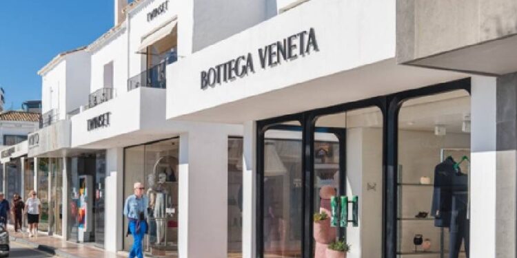 El ‘glamour’ toma el puerto: una nueva joya del calzado de lujo se instala en la Costa del Sol