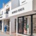 El ‘glamour’ toma el puerto: una nueva joya del calzado de lujo se instala en la Costa del Sol