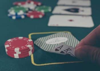 cartas y fichas de poker