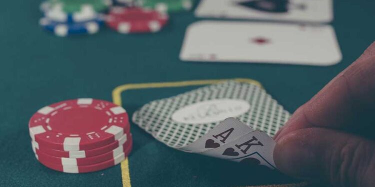cartas y fichas de poker
