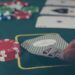 cartas y fichas de poker