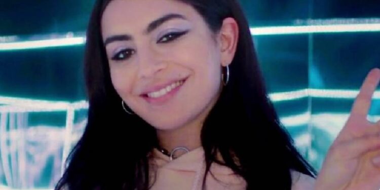 Charli XCX ha sido nombrada la nueva embajadora de Valentino Beauty