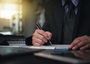 compliance cumplimiento normativo hombre gerente general empresario firmando