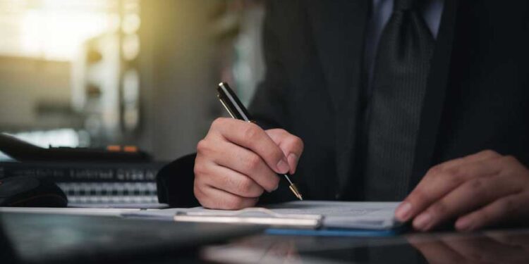 compliance cumplimiento normativo hombre gerente general empresario firmando