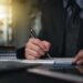 compliance cumplimiento normativo hombre gerente general empresario firmando