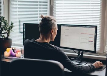 hombre utilizando silla ergonómica en trabajo remoto