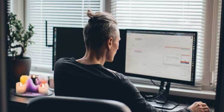hombre utilizando silla ergonómica en trabajo remoto