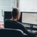 hombre utilizando silla ergonómica en trabajo remoto