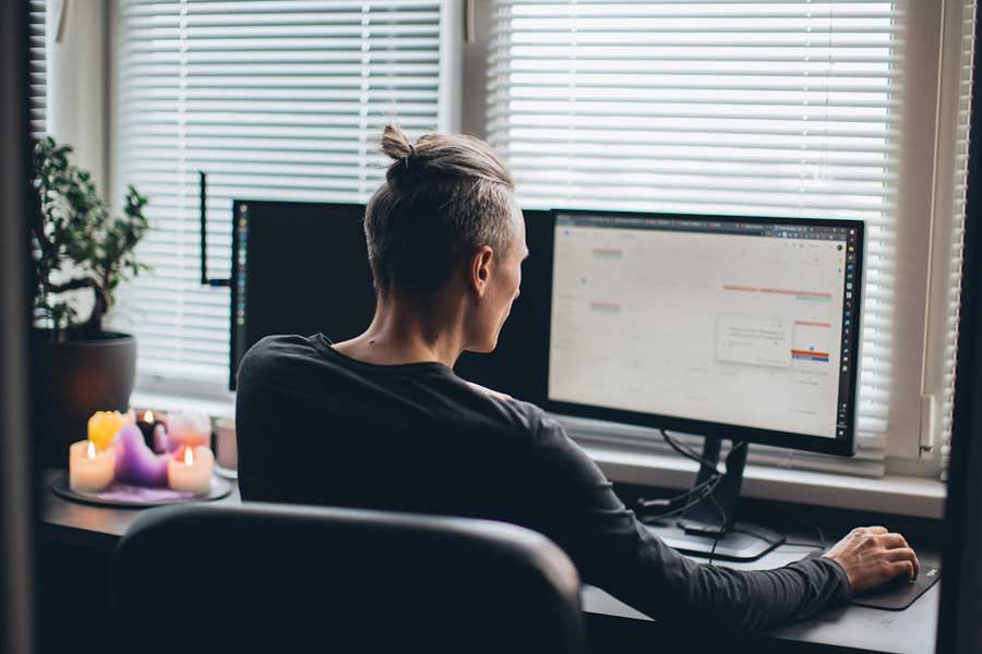 hombre utilizando silla ergonómica en trabajo remoto