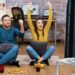 hombre y mujer en casa celebrando viendo la tv fútbol