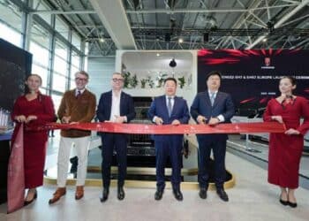 HONGQI y SCABAL se unen para una colaboración de lujo a medida en el Salón del Automóvil de París 2024