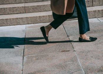 mujer en pantalón y zapatos negros ballerinas