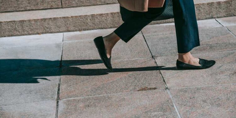 mujer en pantalón y zapatos negros ballerinas