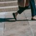 mujer en pantalón y zapatos negros ballerinas