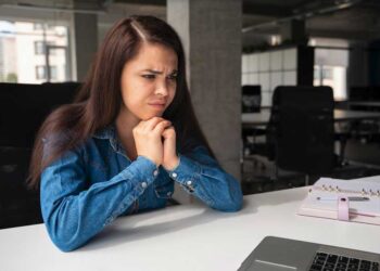 mujer preocupada por la situación laboral