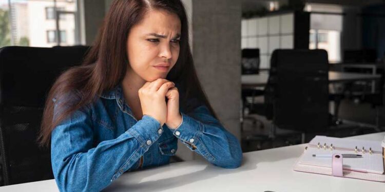 mujer preocupada por la situación laboral