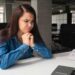 mujer preocupada por la situación laboral