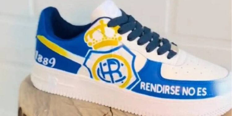 Las zapatillas del Recreativo de Huelva: El regalo perfecto para cualquier fan de Nike