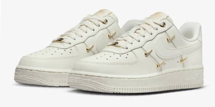 Nike reinventa la zapatilla blanca clásica con estas Air Force 1 que destronarán a las Adidas Samba en el armario de las mujeres elegantes