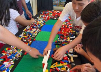niños jugando con Legos