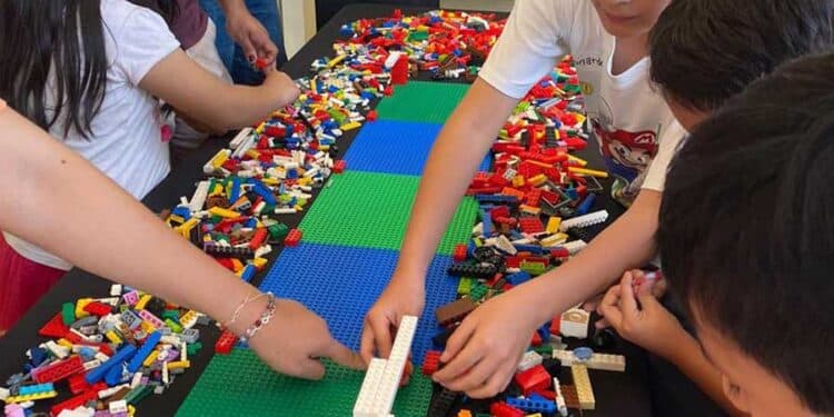 niños jugando con Legos