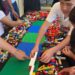 niños jugando con Legos