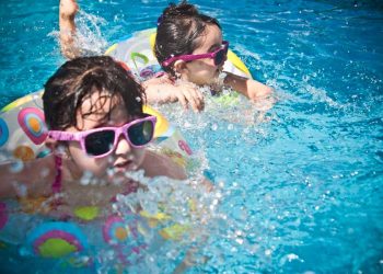 2 niñas en natación en una piscina inflable