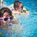 2 niñas en natación en una piscina inflable