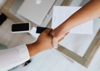 Acuerdo asociación colaboración apretón de manos