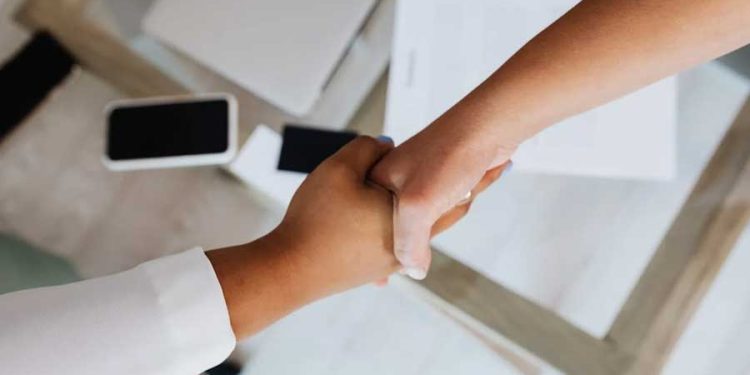 Acuerdo asociación colaboración apretón de manos
