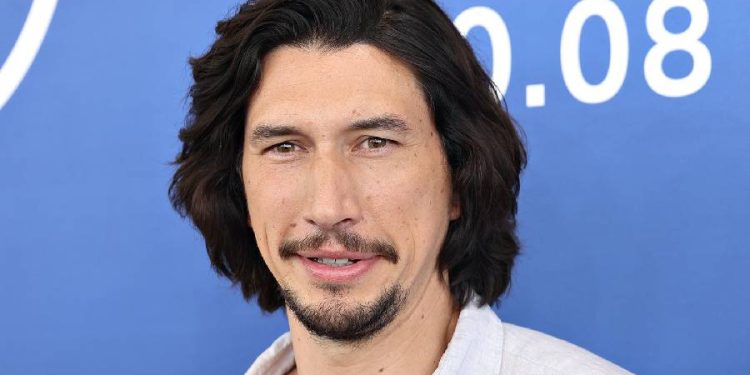 Adam Driver Revive Reseñas de Amazon como Teatro