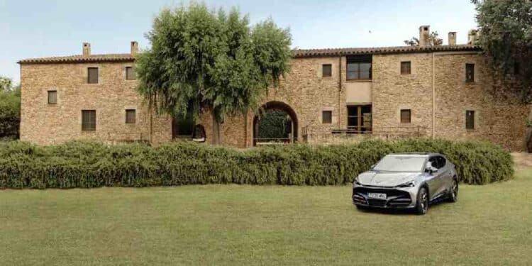 Cupra y Airbnb: Escapadas Sostenibles con Coches Escondidos