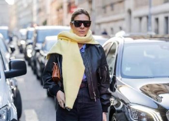 El Nuevo Giro de la Moda: Jerséis Sobre los Hombros
