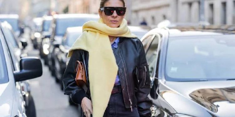El Nuevo Giro de la Moda: Jerséis Sobre los Hombros
