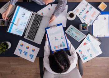 Emprendimiento dos hombres analizando datos y planificando