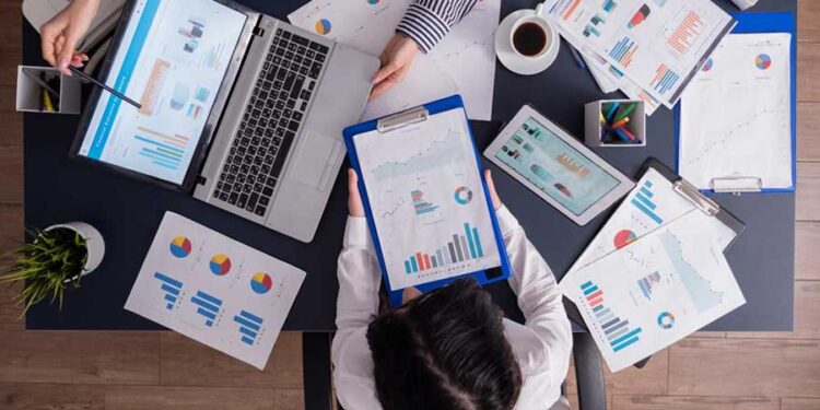 Emprendimiento dos hombres analizando datos y planificando