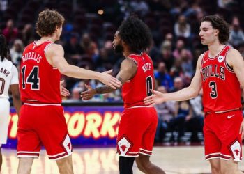 Foot Locker Lanza Campaña Festiva con Estrellas del Baloncesto