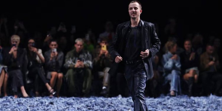 H&M se une a Glenn Martens para revolucionar el streetwear en 2025