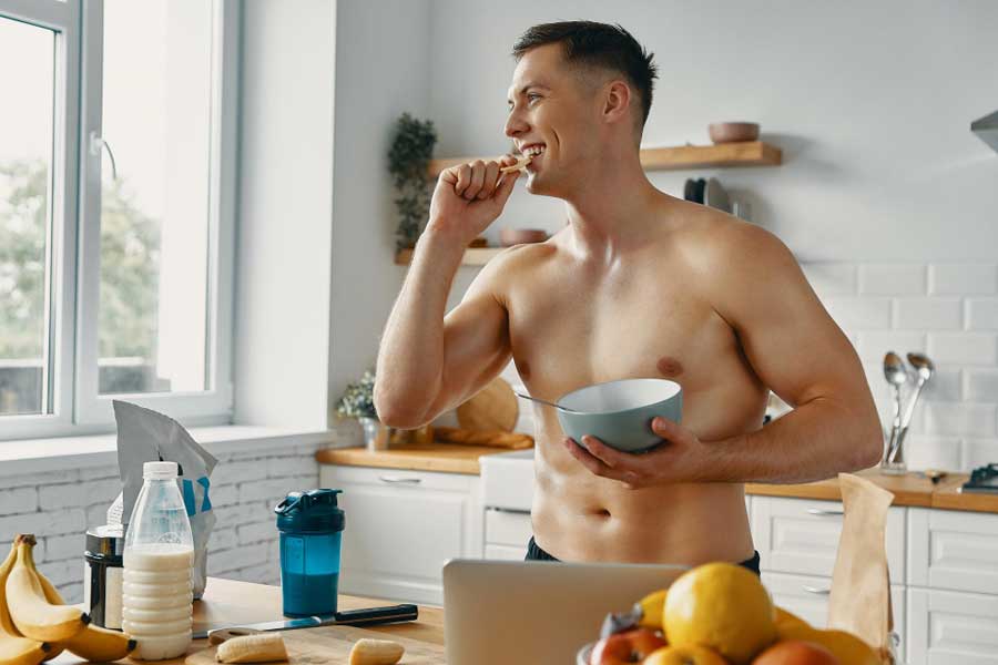 Hombre body builder desayunando