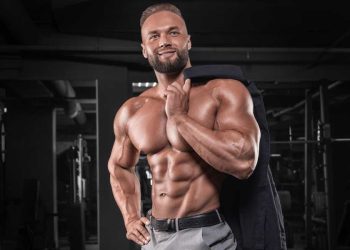 Hombre body builder en el gimnasio