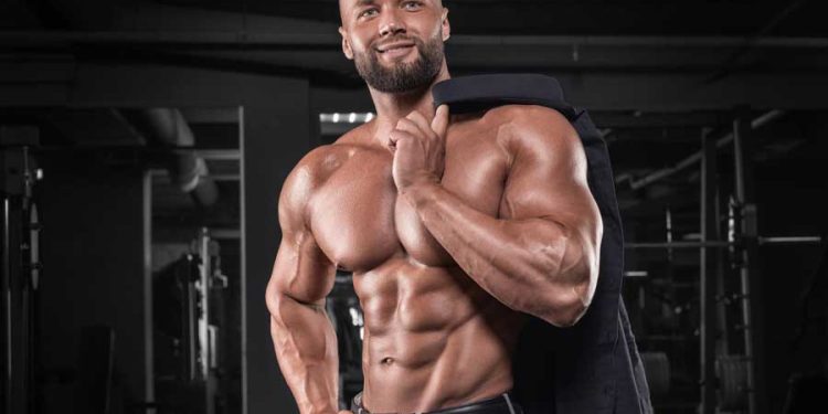 Hombre body builder en el gimnasio