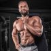 Hombre body builder en el gimnasio