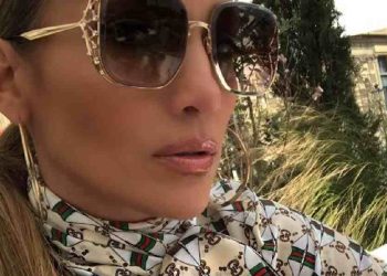 Jennifer López Luce Elegante con Gucci