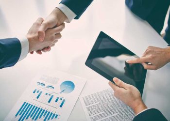 Negocios acuerdo con saludo de manos empresas confianza inversionista