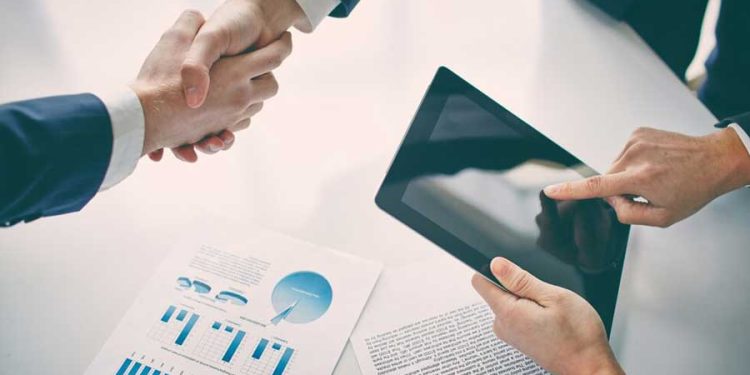 Negocios acuerdo con saludo de manos empresas confianza inversionista