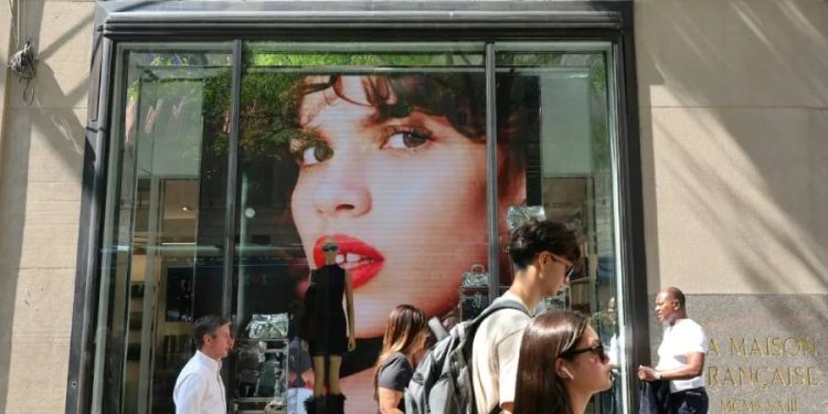Tapestry y Capri Cancelan Fusión: Nuevas Estrategias en el Lujo