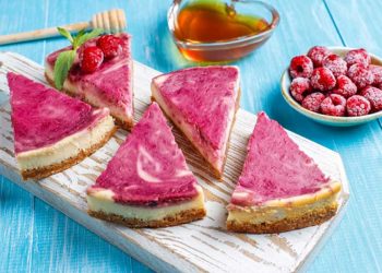Variedad de postres frutos rojos