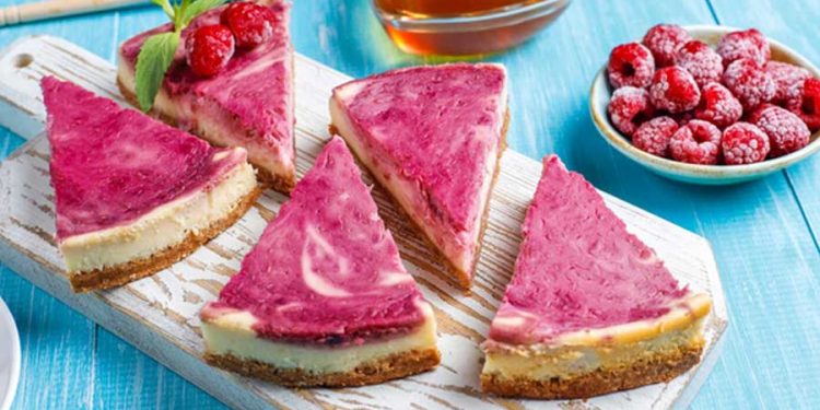 Variedad de postres frutos rojos