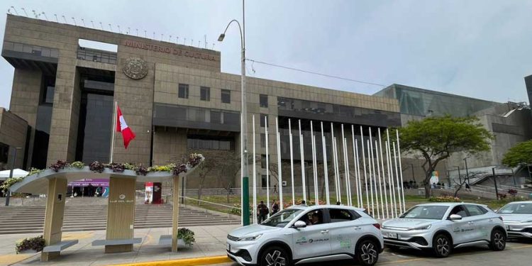 Vehículos eléctricos de Luz del Sur para el traslado de los participantes del APEC - Perú 2024